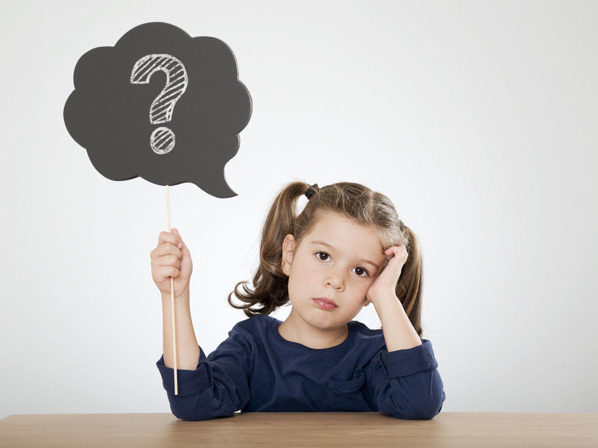 孩子带着疑问牌思考英语学习